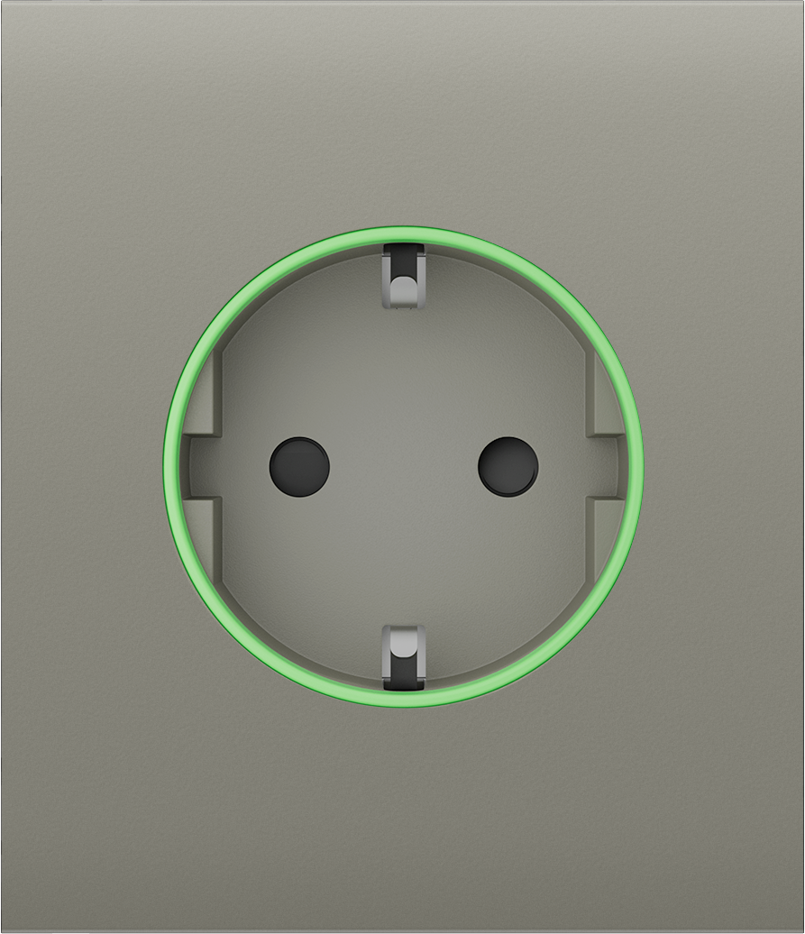 Eine Steckdose mit grünem LED-Ring auf grauem Hintergrund.