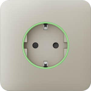 Beige Steckdose mit grünem Innenring auf quadratischer Platte.
