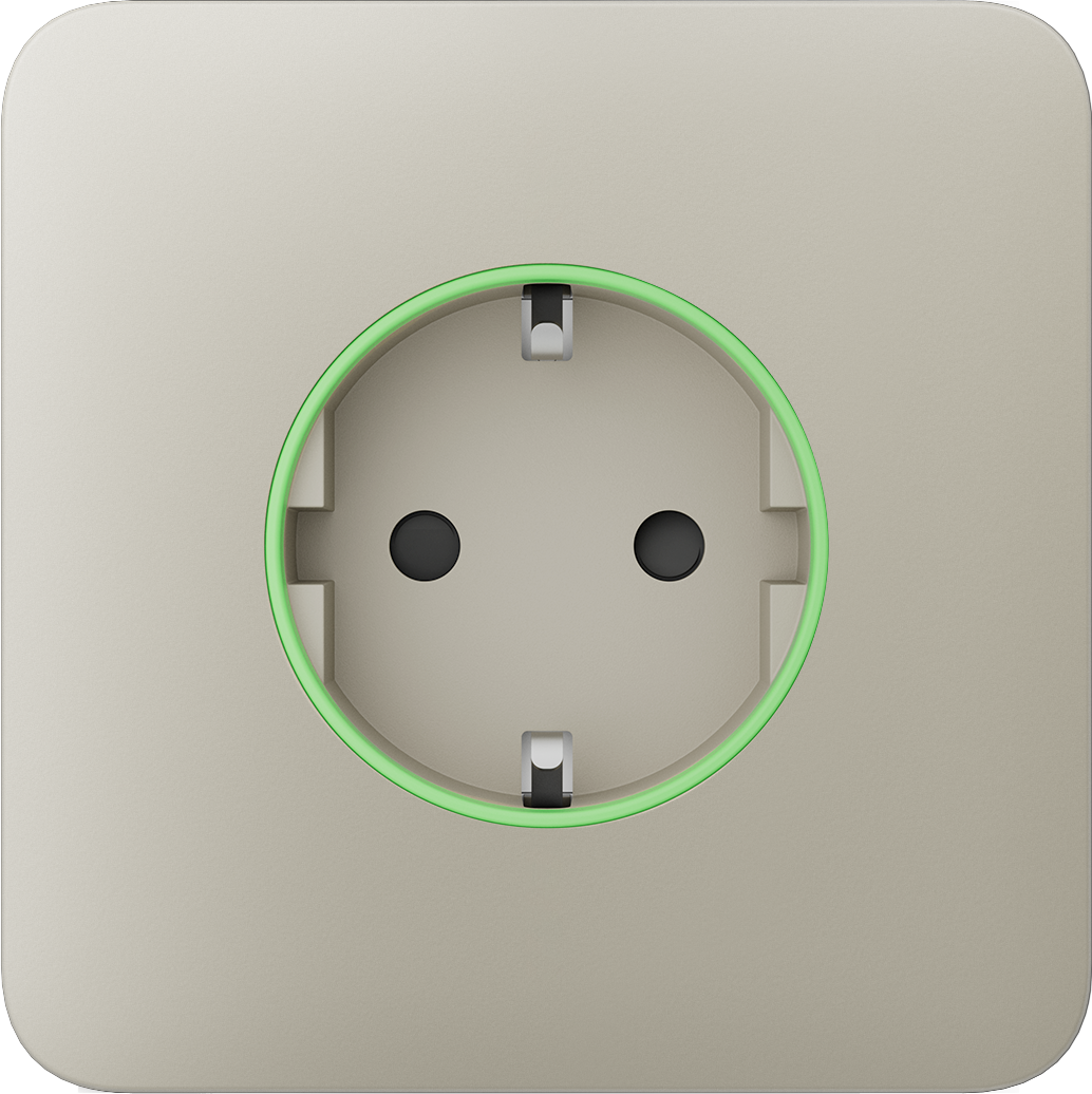 Beige Steckdose mit grünem Innenring auf quadratischer Platte.