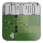 Grüne Leiterplatte mit verschiedenen elektronischen Komponenten und Anschlüssen in einem weißen Gehäuse.