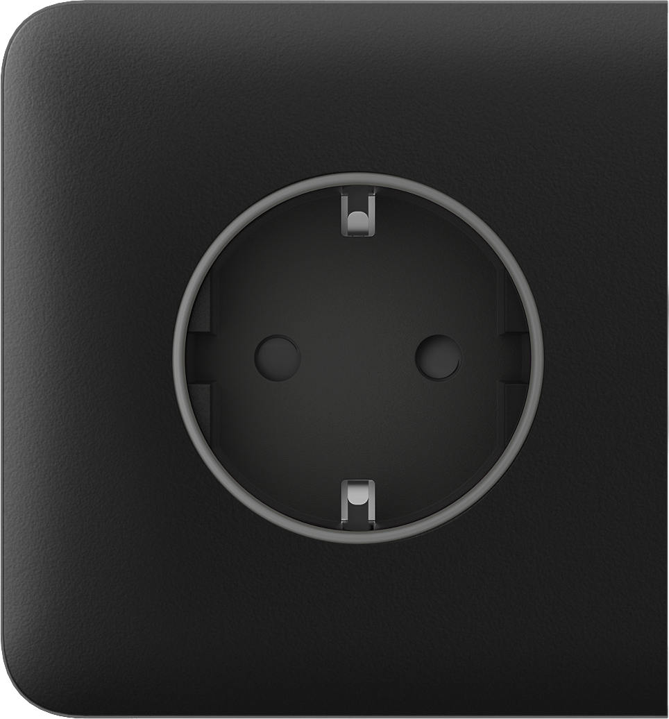 Schwarze Steckdose in Nahaufnahme, umgeben von einem rechteckigen Rahmen.