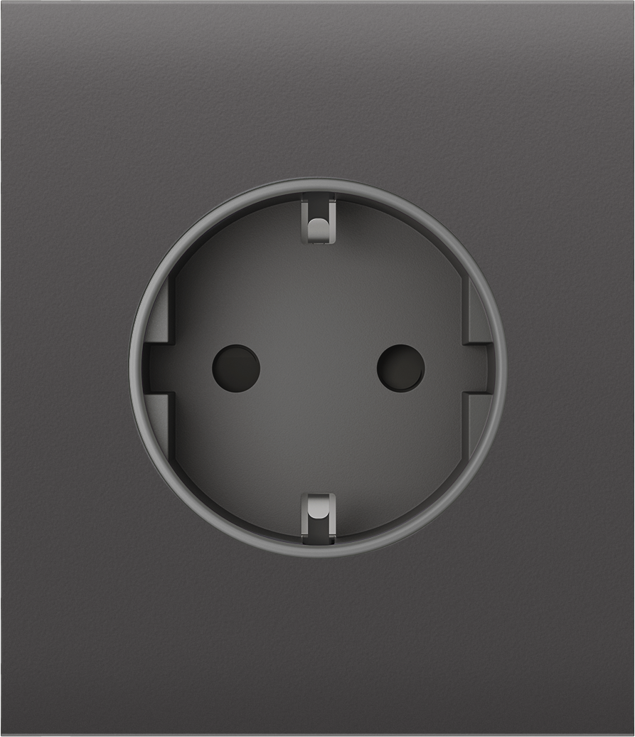 Nahaufnahme einer europäischen Steckdose in einer dunklen Wandplatte.