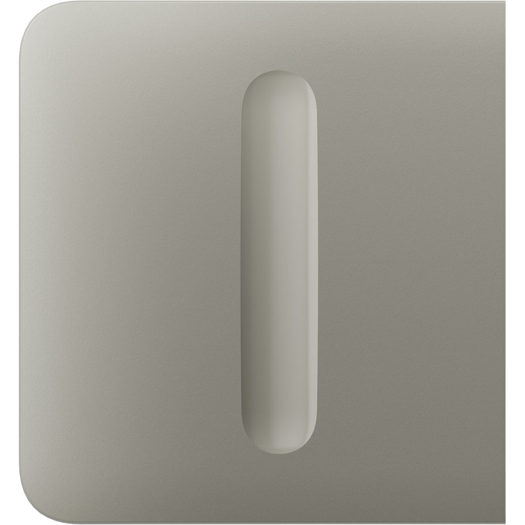 Ein rechteckiger, grauer Knopf mit einem vertikalen Schlitz in der Mitte.