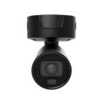 Schwarze Überwachungskamera mit modernem Design und sichtbarer Linse, vor schwarzem Hintergrund.