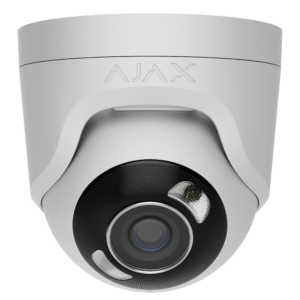 Weiße Überwachungskamera mit sichtbarer Linse und dem Logo "AJAX" auf der Oberseite.