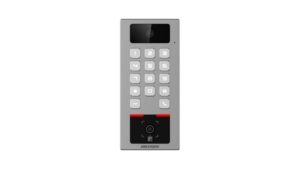 Ein digitales Zugangssystem mit Tastenfeld, Kamera und RFID-Scanner ist auf einem silbernen Gehäuse angebracht.