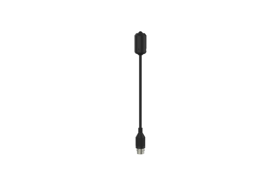 Ein schwarzes elektrisches Kabel mit einem runden Stecker an einem Ende, auf weißem Hintergrund.