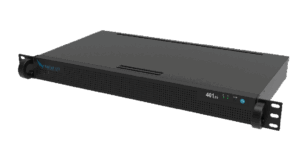 Ein schwarzer Rackmount-Server mit perforierter Frontblende und digitaler Anzeige auf der rechten Seite.