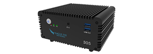 Schwarzes, kompaktes Gerät mit USB-Anschlüssen und einem Logo mit der Aufschrift "Eagle Eye Networks".