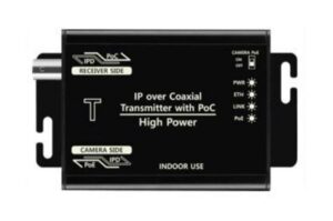 Schwarzes Gerät mit der Beschriftung "IP over Coaxial Transmitter with PoC High Power", für den Innenbereich.