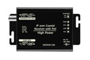 Schwarzes IP-over-Coaxial-Empfangsgerät mit Beschriftungen für PoC, High Power und diverse Anschlüsse.
