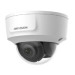 Weiße, halbkugelförmige Überwachungskamera von Hikvision mit Sichtfenster und internem Objektiv.