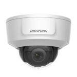 Weiße Sicherheitskamera der Marke Hikvision mit transparentem Gehäuse, frontal abgebildet.