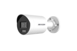 Weiße Überwachungskamera von Hikvision mit zylindrischem Gehäuse und Wandhalterung, seitlich dargestellt.
