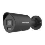 Schwarze Überwachungskamera der Marke Hikvision mit zylindrischem Gehäuse, montiert an einer Wandhalterung.