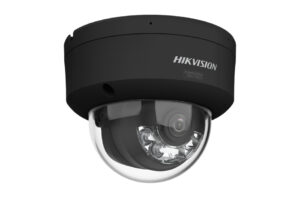Schwarze Überwachungskamera von Hikvision in Form einer Kuppel.