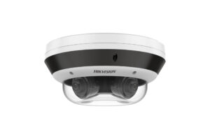 Kuppelförmige Sicherheitskamera von Hikvision mit mehreren Objektiven, montiert in einem schwarzen und weißen Gehäuse.