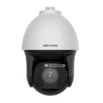 Sicherheitskamera mit kugelförmigem, weißem Gehäuse und sichtbarem Objektiv von Hikvision.