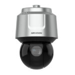 Silberne und schwarze Überwachungskamera der Marke Hikvision vor weißem Hintergrund.