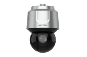 Silberne und schwarze Überwachungskamera der Marke Hikvision vor weißem Hintergrund.