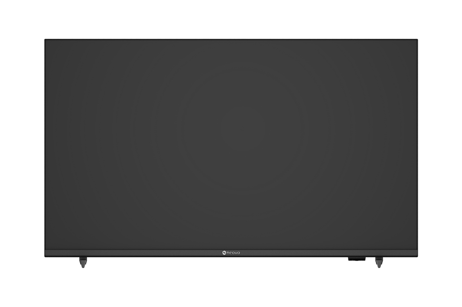 Ein schwarz gerahmter Flachbildfernseher mit schmalem Rahmen und zwei kleinen Standfüßen.