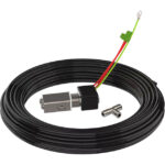 Ein schwarzes Kabel mit einem Metallanschluss, zwei Steckern und grünen sowie roten Drähten.