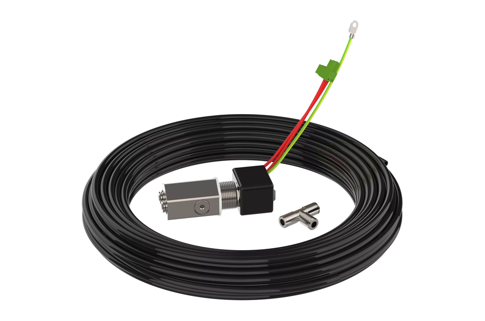 Ein schwarzes Kabel mit einem Metallanschluss, zwei Steckern und grünen sowie roten Drähten.