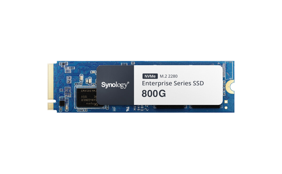 NVMe M.2 2280 SSD von Synology mit der Aufschrift "Enterprise Series SSD 800G".