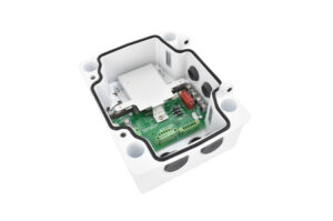 Elektronisches Bauteil in einem offenen Gehäuse mit sichtbarer Leiterplatte und mehreren Anschlüssen.