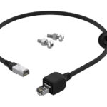 Schwarzes Ethernet-Kabel mit zwei Steckverbindern und drei silbernen Schrauben auf weißem Hintergrund.
