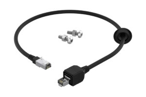 Schwarzes Ethernet-Kabel mit zwei Steckverbindern und drei silbernen Schrauben auf weißem Hintergrund.