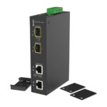 Industrieller Netzwerk-Switch mit mehreren Ethernet-Ports und offenem grünen Anschlussblock, auf weißem Hintergrund.