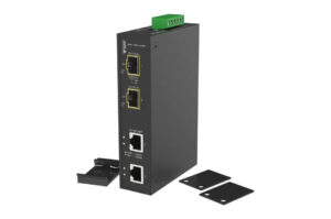 Industrieller Netzwerk-Switch mit mehreren Ethernet-Ports und offenem grünen Anschlussblock, auf weißem Hintergrund.