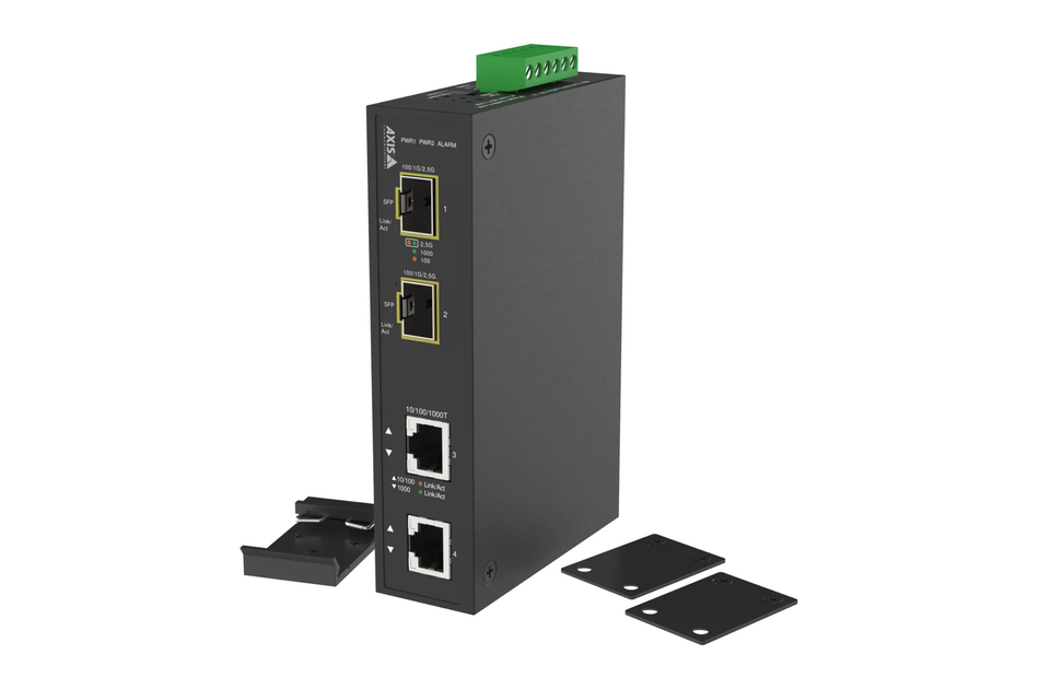 Industrieller Netzwerk-Switch mit mehreren Ethernet-Ports und offenem grünen Anschlussblock, auf weißem Hintergrund.