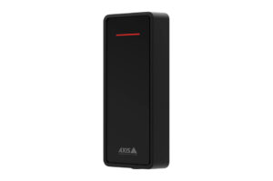Ein schwarzes, rechteckiges RFID-Lesegerät mit einer schmalen roten Leuchtanzeige und dem Logo von Axis Communications.