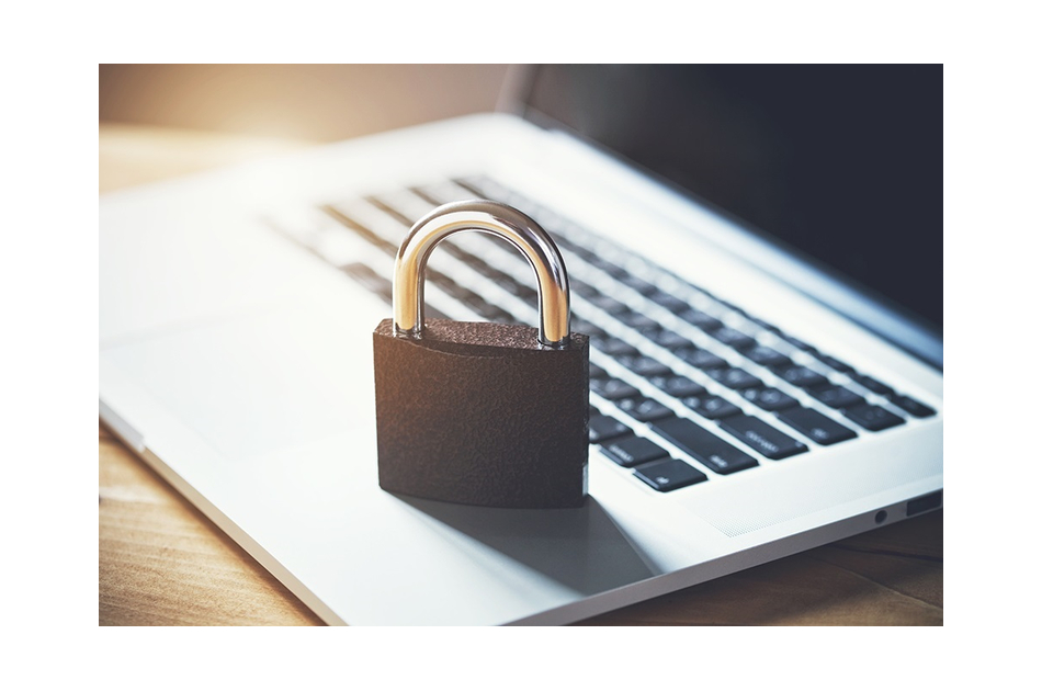 Ein Vorhängeschloss liegt auf einer Laptop-Tastatur und symbolisiert Datensicherheit.