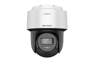 Überwachungskamera von Hikvision in Weiß und Schwarz mit sichtbarer Linse und Sensoren.