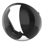 Ein schwarzer, kugelförmiger Helm mit einem transparenten Visier und einem modernen, minimalistischen Design.