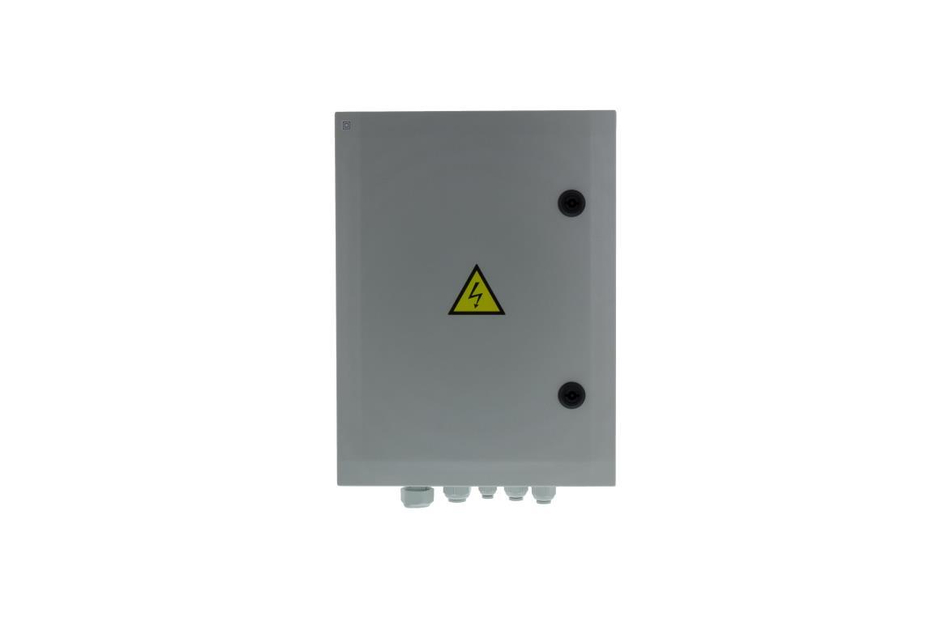 Grauer Sicherungskasten mit Warnsymbol für elektrische Spannung auf der Vorderseite.