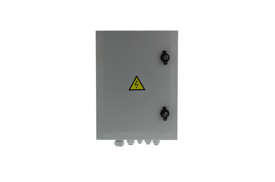 Graues elektrisches Schaltschrankgehäuse mit einem Warnsymbol für Hochspannung und schwarzen Verriegelungen.