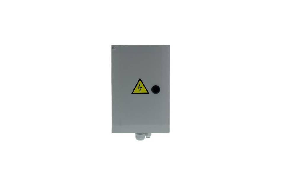 Grauer elektrischer Schaltkasten mit Warnsymbol für hohe elektrische Spannung auf der Vorderseite.