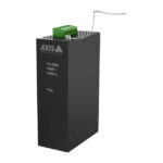 Schwarzes Netzwerkgerät von Axis Communications mit grüner Verkabelung und Aufschriften „ALARM“, „PWR 1“, „PWR 2“, „PoE“.