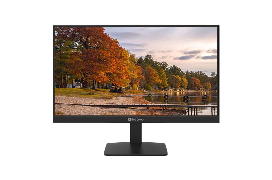 Ein Monitor zeigt eine herbstliche Seelandschaft mit bunten Bäumen und einem Steg unter bewölktem Himmel.