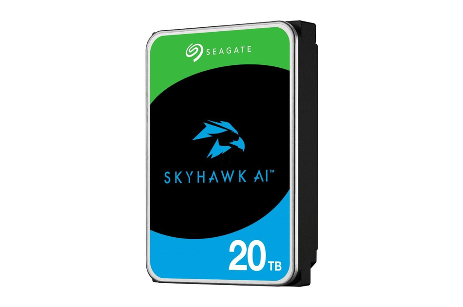 Seagate SkyHawk AI Festplatte mit 20 TB Kapazität, grünes und blaues Etikett mit Adlerlogo.