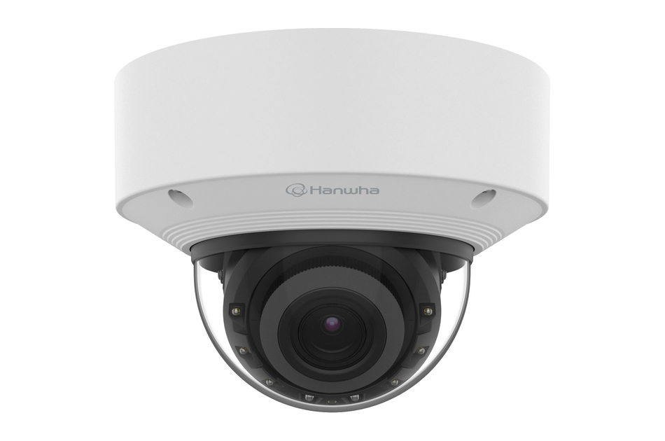 Weiße Kuppel-Sicherheitskamera mit sichtbarer Linse und LED-Lichtern, Markenname Hanwha deutlich erkennbar.