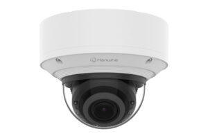 Weiße Überwachungskamera der Marke Hanwha mit schwarzem Objektiv, montiert an einer Decke.