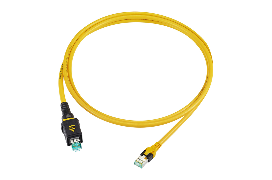 Gelbes Ethernet-Kabel mit schwarzen Steckern und durchsichtigen Anschlüssen an beiden Enden auf weißem Hintergrund.