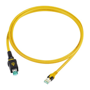Ein gelbes Netzwerkkabel mit RJ45-Steckern an beiden Enden auf weißem Hintergrund.