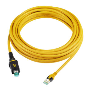 Gelbes Ethernet-Kabel, aufgerollt mit RJ45-Steckern an beiden Enden.