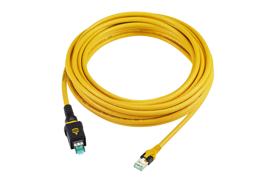 Gelbes Ethernet-Kabel, aufgerollt mit RJ45-Steckern an beiden Enden.